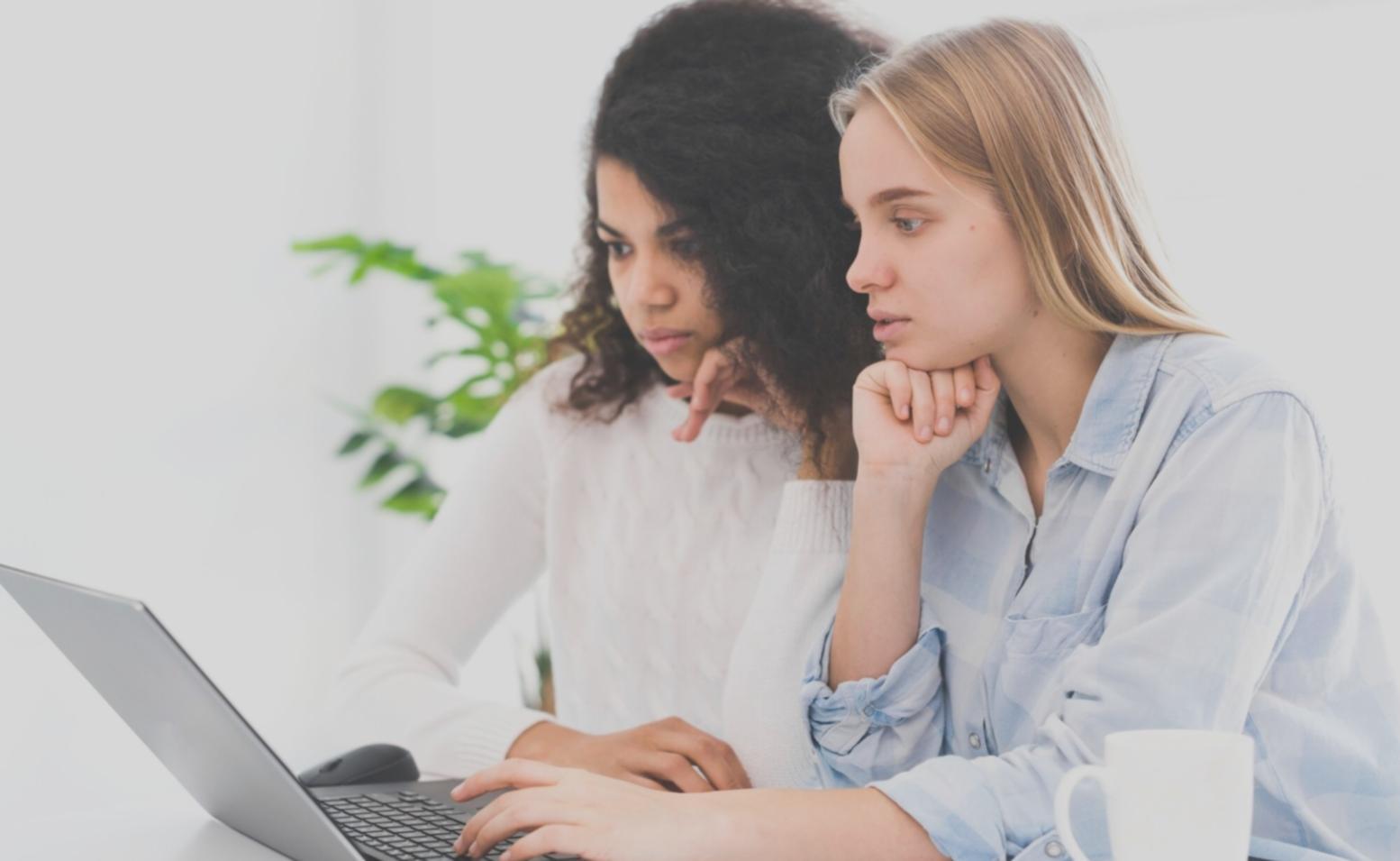 Equipo de lunovalen trabajando en la planificación de programas educativos financieros